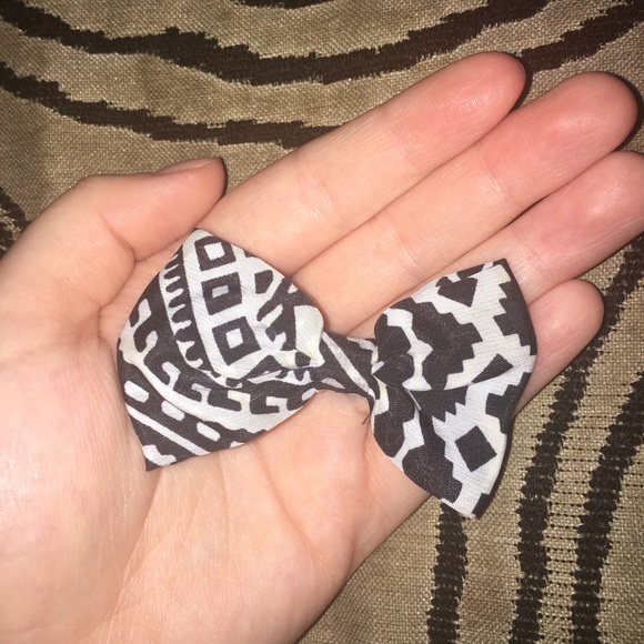Claire’s Aztec Print Black & White Bow 🎀 - Picture 4 of 7